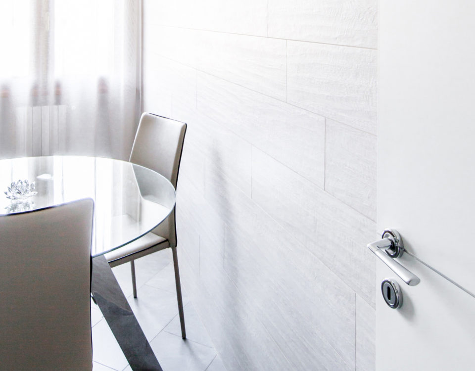 Rivestimenti e tavolo zona giorno dopo ristrutturazione